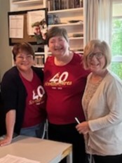 Elizabeth and Elaine with Announcer Robyn Taylor